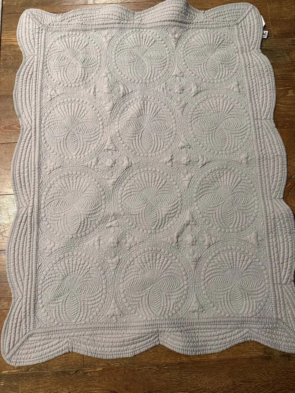 YIQIGO Heirloom Scalloped Cotton Baby Quilt Embossed Grey